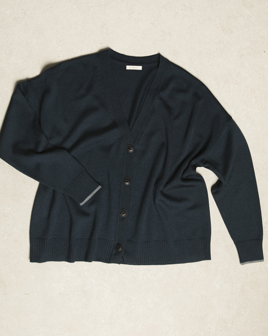 03_Aran-cardigan-midnightblue-plano-emes-shop