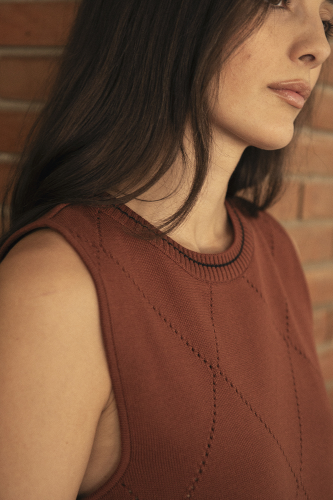 16_editorial_nina-jumper-rust-emes-shop
